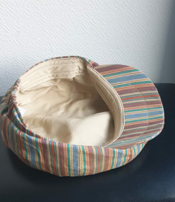 4.5Béret d'été en tissu lin viscose entièrement doublé. Le système de réglage à l'arrière par élastique facile à utiliser, permettera d'ajuster à souhait ce couvre-chef  de façon à épouser au mieux la forme du crâne. Couleur tendance bronze caramel. Intérieur caramel. Taille : 57 - 59.