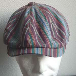 5.1Béret d'été en tissu lin viscose entièrement doublé. Le système de réglage à l'arrière par élastique facile à utiliser, permettera d'ajuster à souhait ce couvre-chef  de façon à épouser au mieux la forme du crâne. Couleur tendance bleu vert bordeau. Intérieur bordeau. Taille : 57 - 59. Prix : 23€.