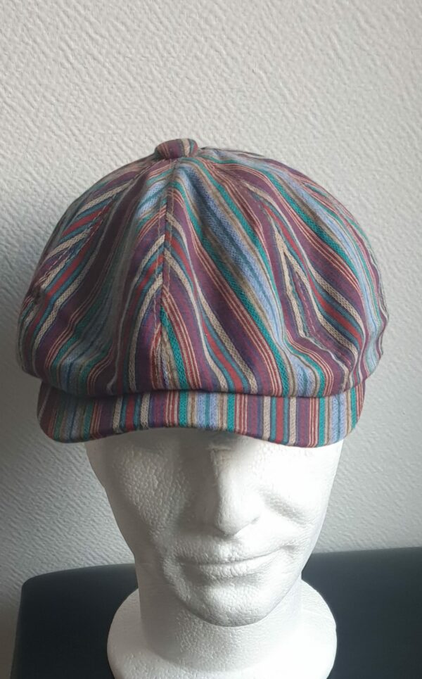 5.1Béret d'été en tissu lin viscose entièrement doublé. Le système de réglage à l'arrière par élastique facile à utiliser, permettera d'ajuster à souhait ce couvre-chef  de façon à épouser au mieux la forme du crâne. Couleur tendance bleu vert bordeau. Intérieur bordeau. Taille : 57 - 59. Prix : 23€.