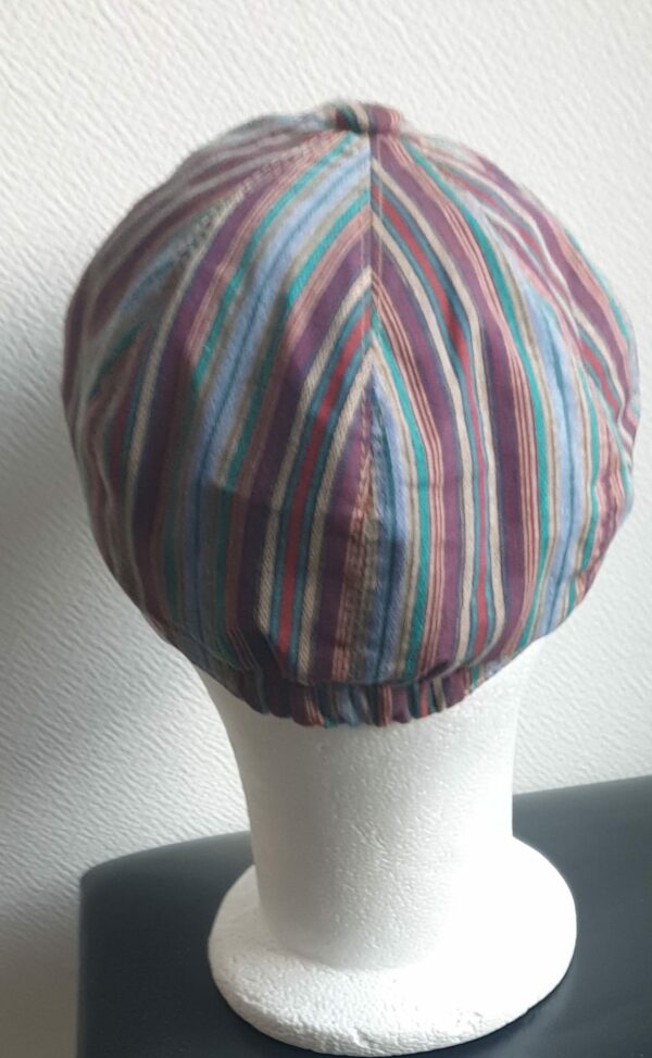 5.5Béret d'été en tissu lin viscose entièrement doublé. Le système de réglage à l'arrière par élastique facile à utiliser, permettera d'ajuster à souhait ce couvre-chef  de façon à épouser au mieux la forme du crâne. Couleur tendance bleu vert bordeau. Intérieur bordeau. Taille : 57 - 59.