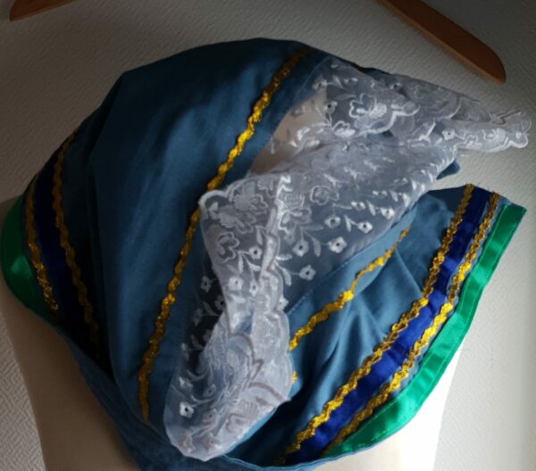 6.4Robe carabela présentée en bleu sur une tenue traditionnelle haïtienne. De fines dentelles révèleront cette merveille en coton agréable et douce à porter pour un mariage, une cérémonie, un baptême, un gala. Taille : S, M, L, XL. Entièrement confectionnée aux ateliers AnjéroCréation à Paris.