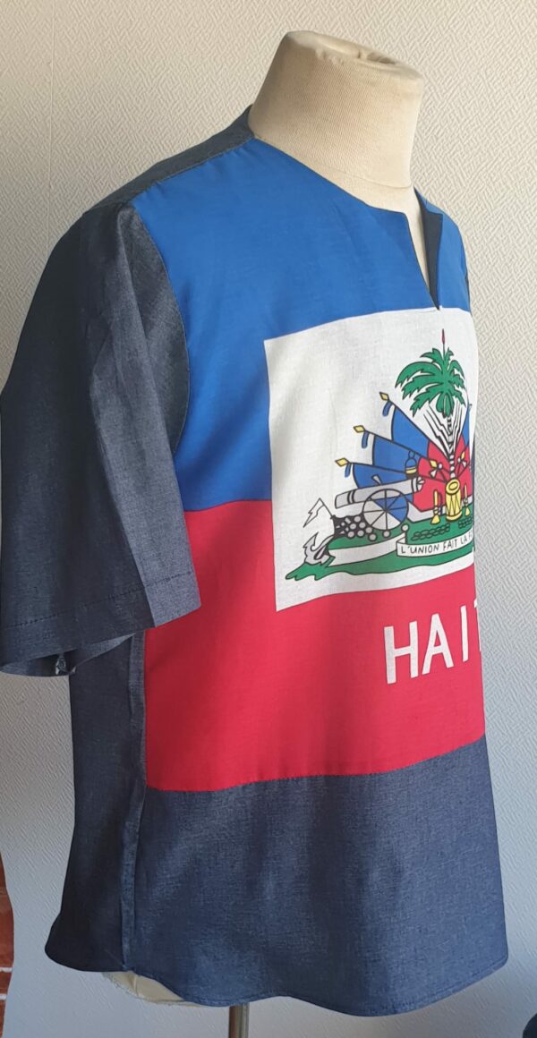 2.2Chemise tunique carabela en bleu dégradé sur une tenue traditionnelle haïtienne. Modèle en manche courte et taillé près du corps. Col arrondi avec une échancrure en son centre. Taille : S, M, L, XL. Cette pièce en tissu coton est entièrement confectionnée aux ateliers AnjeroCréation à Paris.