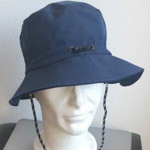 12.1Bob en bleu marine sur un tissu en polyester entièrement doublé. Ce couvre-chef se caractérise par sa grande pliabilité formant ainsi une jolie sacoche pratique à transporter. Il est également muni d'un dispositif de réglage par cordon de serrage à l'intérieur de la calotte, facile à utiliser.  Taille : 56, 58. Prix : 23,50€.