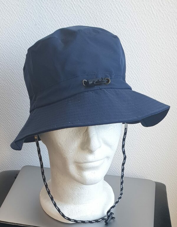 12.1Bob en bleu marine sur un tissu en polyester entièrement doublé. Ce couvre-chef se caractérise par sa grande pliabilité formant ainsi une jolie sacoche pratique à transporter. Il est également muni d'un dispositif de réglage par cordon de serrage à l'intérieur de la calotte, facile à utiliser.  Taille : 56, 58. Prix : 23,50€.