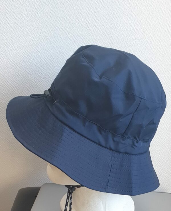 12.2Bob de couleur bleu marine en tissu polyester entièrement doublé. Sa large visière et sa grande douceur le rend confortable à porter. Pliable à volonté, il est doté d'un système de serrage par cordon de l'intérieur, très facile d'utilisation. Taille : 56, 58.