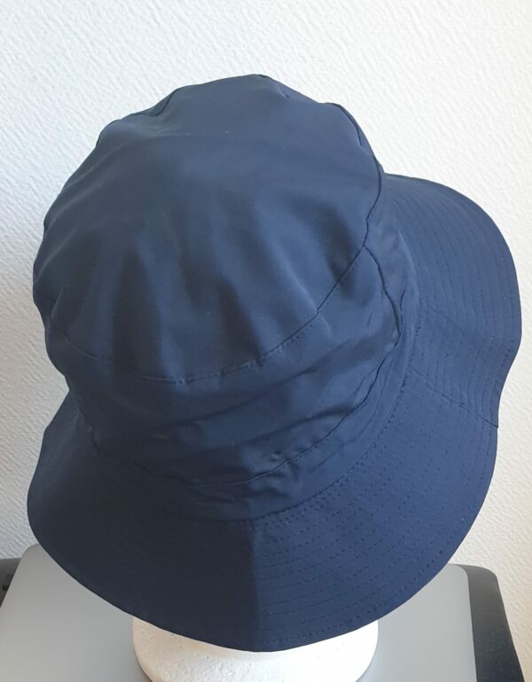 12.3Bob de couleur bleu marine en tissu polyester entièrement doublé. Sa large visière et sa grande douceur le rend confortable à porter. Pliable à volonté, il est doté d'un système de serrage par cordon de l'intérieur, très facile d'utilisation. Taille : 56, 58.