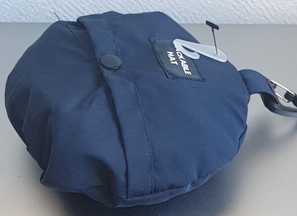 12.4Bob de couleur bleu marine en tissu polyester entièrement doublé. Sa large visière et sa grande douceur le rend confortable à porter. Pliable à volonté, il est doté d'un système de serrage par cordon de l'intérieur, très facile d'utilisation. Taille : 56, 58.