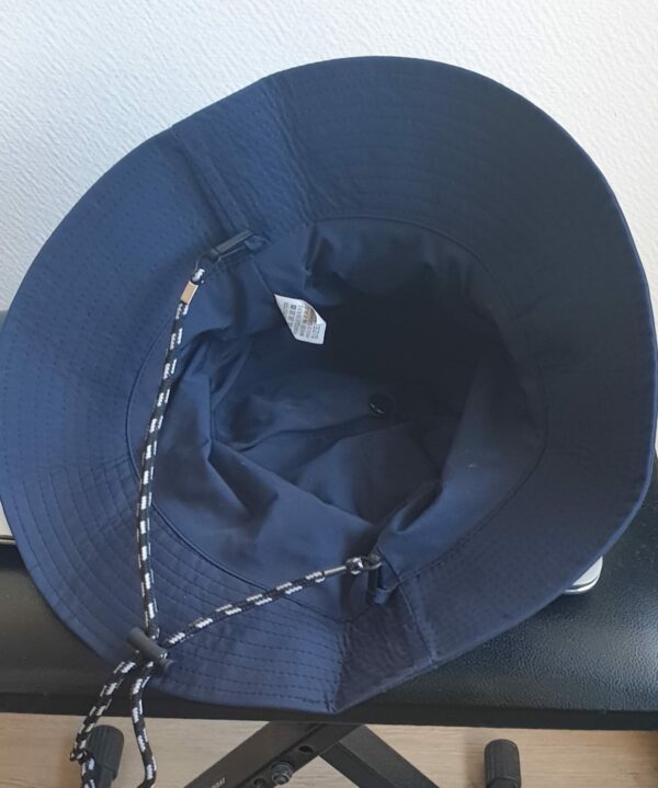 12.5Bob de couleur bleu marine en tissu polyester entièrement doublé. Sa large visière et sa grande douceur le rend confortable à porter. Pliable à volonté, il est doté d'un système de serrage par cordon de l'intérieur, très facile d'utilisation. Taille : 56, 58.