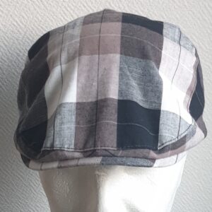 6.1Béret d'été en tissu coton et polyester entièrement doublé. Le système de réglage à l'arrière par élastique facile à utiliser, ajuste spontanément ce couvre-chef  de façon à épouser au mieux la forme du crâne. Couleur tendance à carreaux blancs et noirs. Intérieur blanc. Tour de tête : 57, 59. Prix : 19.95€.