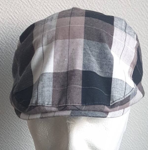 6.1Béret d'été en tissu coton et polyester entièrement doublé. Le système de réglage à l'arrière par élastique facile à utiliser, ajuste spontanément ce couvre-chef  de façon à épouser au mieux la forme du crâne. Couleur tendance à carreaux blancs et noirs. Intérieur blanc. Tour de tête : 57, 59. Prix : 19.95€.