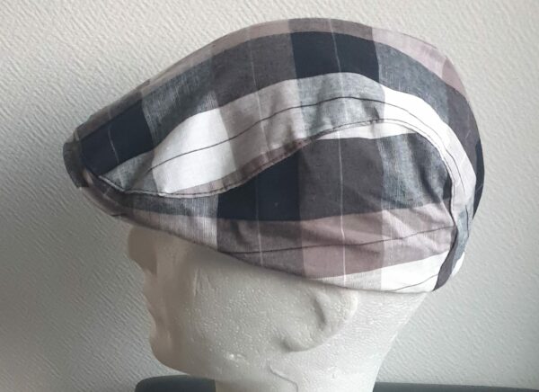 6.2Béret d'été en tissu coton et polyester entièrement doublé. Le système de réglage à l'arrière par élastique facile à utiliser, ajuste spontanément ce couvre-chef  de façon à épouser au mieux la forme du crâne. Couleur tendance à carreaux blancs et noirs. Intérieur blanc. Tour de tête : 57, 59.