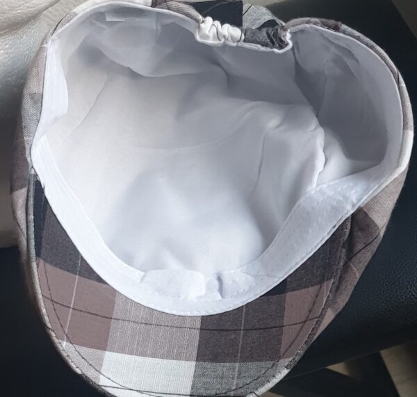 6.3Béret d'été en tissu coton et polyester entièrement doublé. Le système de réglage à l'arrière par élastique facile à utiliser, ajuste spontanément ce couvre-chef  de façon à épouser au mieux la forme du crâne. Couleur tendance à carreaux blancs et noirs. Intérieur blanc. Tour de tête : 57, 59.