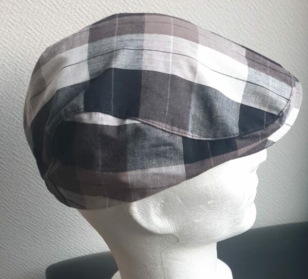6.4Béret d'été en tissu coton et polyester entièrement doublé. Le système de réglage à l'arrière par élastique facile à utiliser, ajuste spontanément ce couvre-chef  de façon à épouser au mieux la forme du crâne. Couleur tendance à carreaux blancs et noirs. Intérieur blanc. Tour de tête : 57, 59.