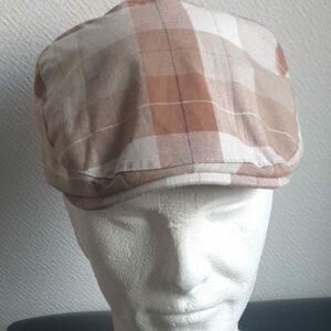 8.1Béret d'été en tissu coton et polyester entièrement doublé. Le système de réglage à l'arrière par élastique facile à utiliser, ajuste spontanément ce couvre-chef  de façon à épouser au mieux la forme du crâne. Couleur tendance à carreaux blancs et marrons. Intérieur blanc. Tour de tête : 57,59. Prix : 19.95€.