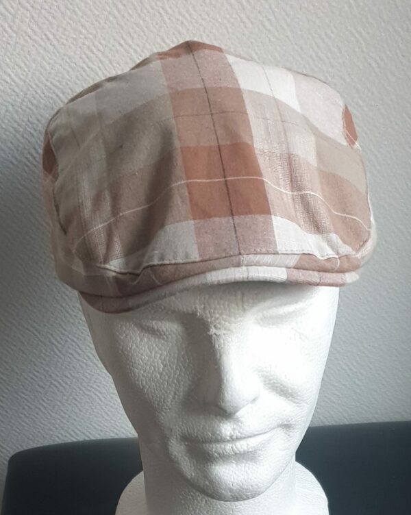 8.1Béret d'été en tissu coton et polyester entièrement doublé. Le système de réglage à l'arrière par élastique facile à utiliser, ajuste spontanément ce couvre-chef  de façon à épouser au mieux la forme du crâne. Couleur tendance à carreaux blancs et marrons. Intérieur blanc. Tour de tête : 57,59. Prix : 19.95€.