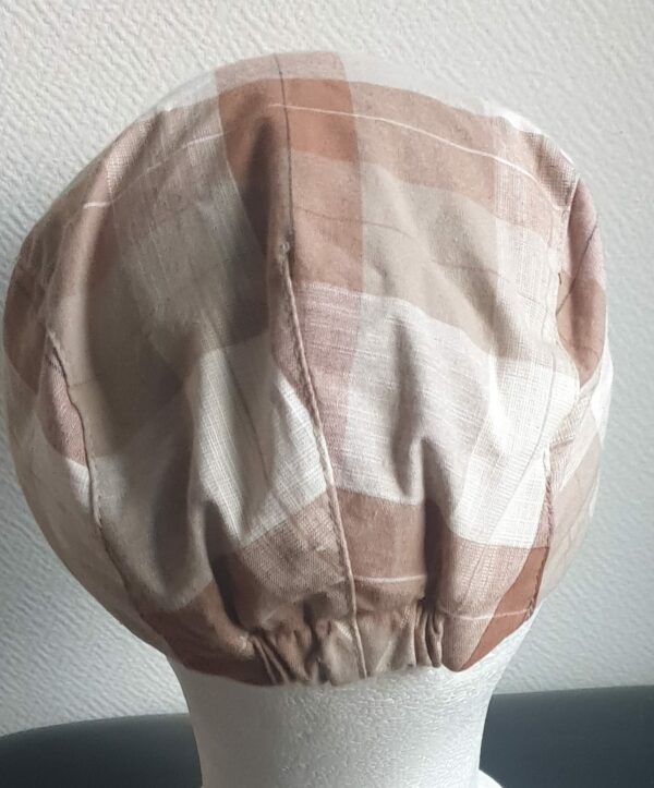 8.2Béret d'été en tissu coton et polyester entièrement doublé. Le système de réglage à l'arrière par élastique facile à utiliser, ajuste spontanément ce couvre-chef  de façon à épouser au mieux la forme du crâne. Couleur tendance à carreaux blancs et marrons. Intérieur blanc. Tour de tête : 57,59.
