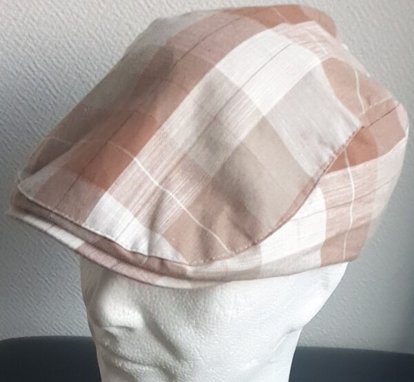 8.3Béret d'été en tissu coton et polyester entièrement doublé. Le système de réglage à l'arrière par élastique facile à utiliser, ajuste spontanément ce couvre-chef  de façon à épouser au mieux la forme du crâne. Couleur tendance à carreaux blancs et marrons. Intérieur blanc. Tour de tête : 57,59.