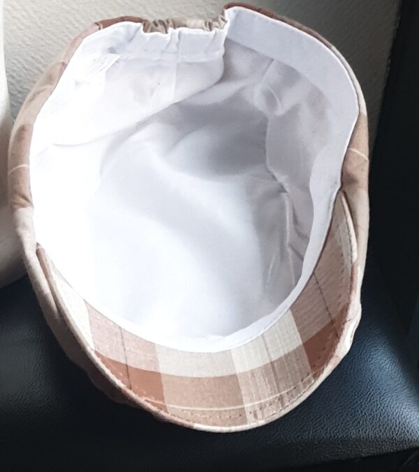 8.4Béret d'été en tissu coton et polyester entièrement doublé. Le système de réglage à l'arrière par élastique facile à utiliser, ajuste spontanément ce couvre-chef  de façon à épouser au mieux la forme du crâne. Couleur tendance à carreaux blancs et marrons. Intérieur blanc. Tour de tête : 57,59.