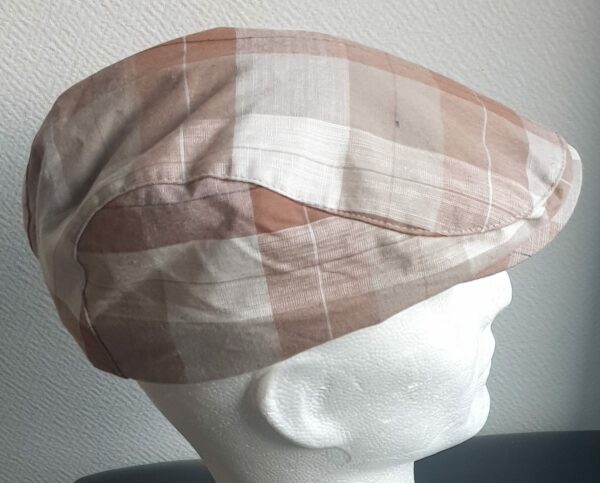 8.5Béret d'été en tissu coton et polyester entièrement doublé. Le système de réglage à l'arrière par élastique facile à utiliser, ajuste spontanément ce couvre-chef  de façon à épouser au mieux la forme du crâne. Couleur tendance à carreaux blancs et marrons. Intérieur blanc. Tour de tête : 57,59.