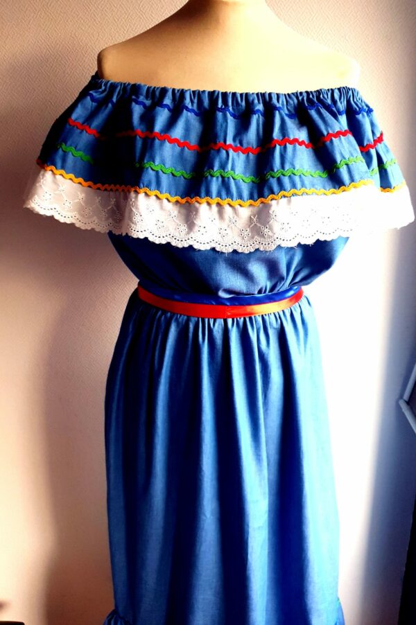 14.1Robe carabela. Tenue traditionnelle haïtienne en maxi.Elastique à la taille et livrée avec à la taille une ceinture bicolore. Taille : S, M, L. Prix : 199.95€. Cette robe est entièrement conçue et réalisée à Paris  dans les ateliers AnjeroCréation.