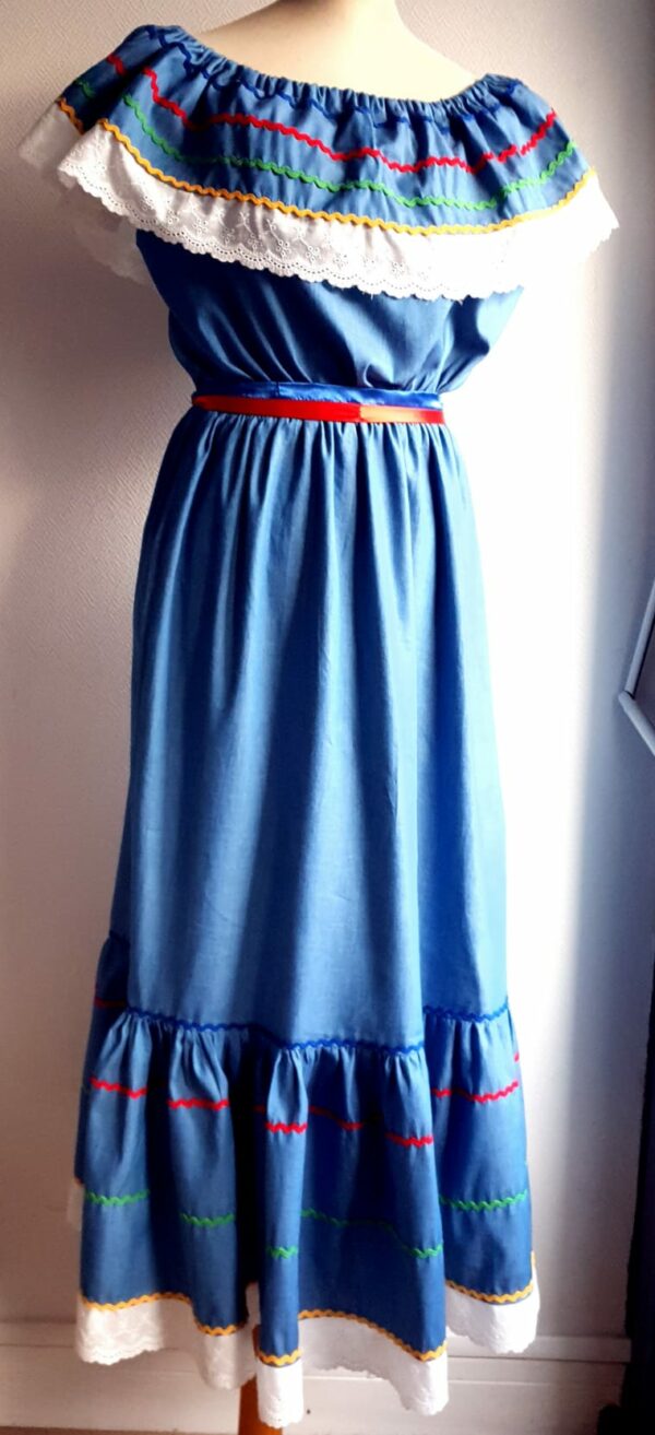 14.2Robe carabela. Tenue traditionnelle haïtienne en maxi.Elastique à la taille et livrée avec à la taille une ceinture bicolore. Taille : S, M, L. Prix : 199.95€. Cette robe est entièrement conçue et réalisée à Paris  dans les ateliers AnjeroCréation.