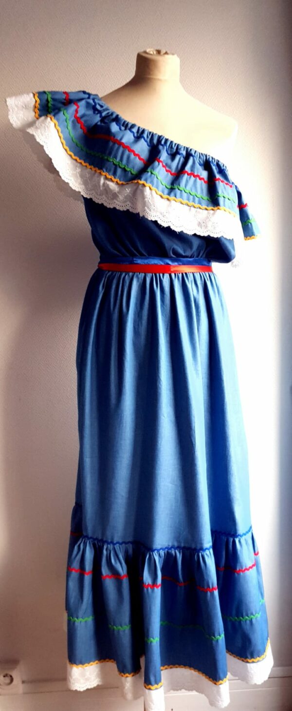 14.3Robe carabela. Tenue traditionnelle haïtienne en maxi.Elastique à la taille et livrée avec à la taille une ceinture bicolore. Taille : S, M, L. Prix : 199.95€. Cette robe est entièrement conçue et réalisée à Paris  dans les ateliers AnjeroCréation.
