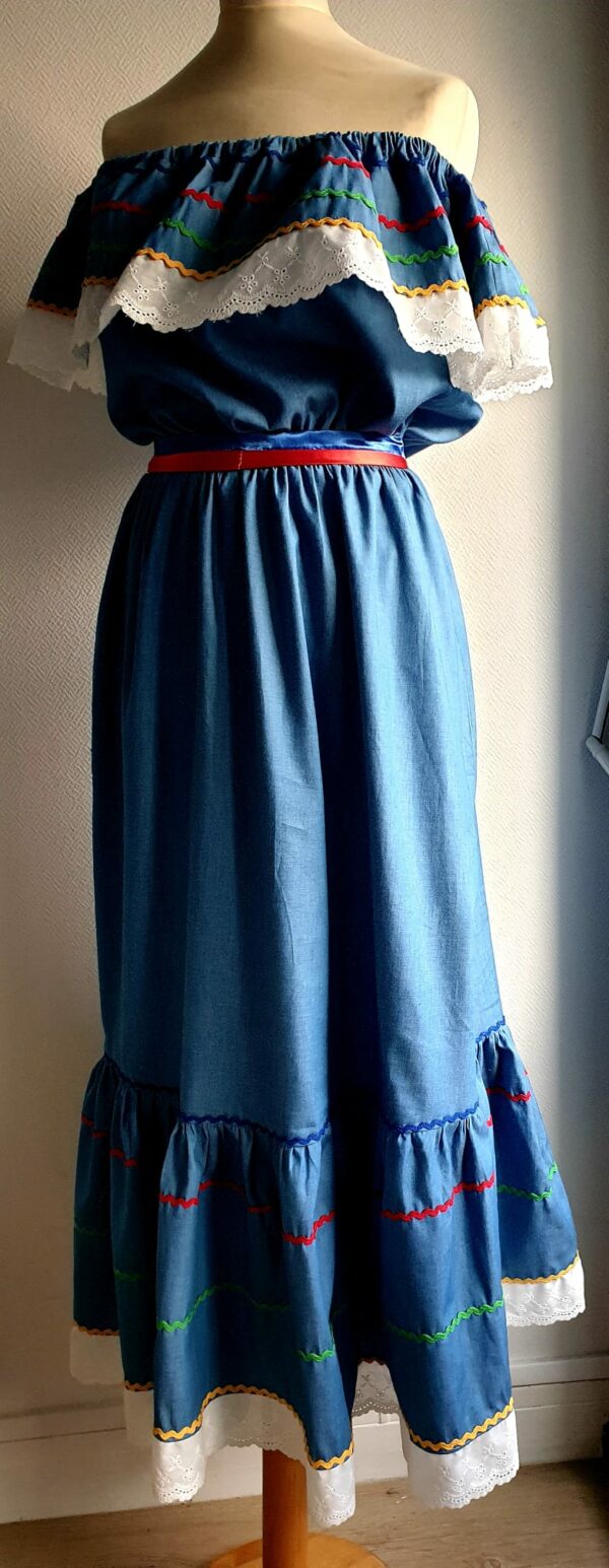 14.4Robe carabela. Tenue traditionnelle haïtienne en maxi.Elastique à la taille et livrée avec à la taille une ceinture bicolore. Taille : S, M, L. Prix : 199.95€. Cette robe est entièrement conçue et réalisée à Paris  dans les ateliers AnjeroCréation.