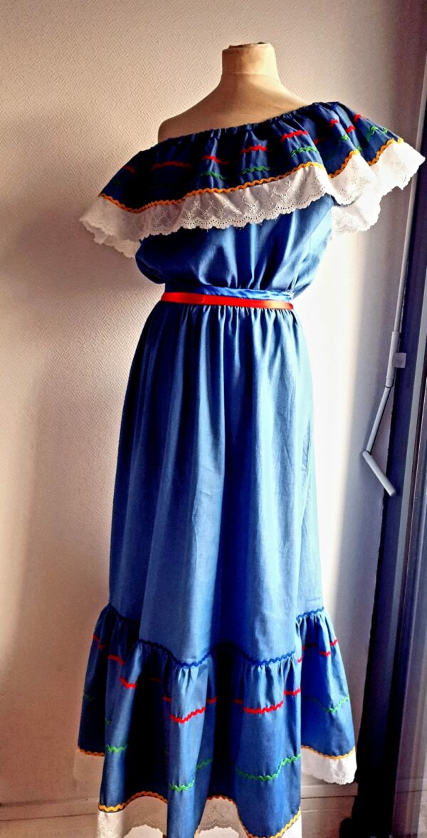 14.5Robe carabela. Tenue traditionnelle haïtienne en maxi.Elastique à la taille et livrée avec à la taille une ceinture bicolore. Taille : S, M, L. Prix : 199.95€. Cette robe est entièrement conçue et réalisée à Paris  dans les ateliers AnjeroCréation.