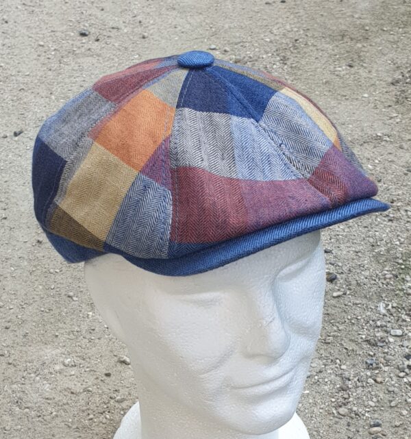 46.1 Béret casquette en lin présentant une variété harmonieuse de couleurs sur une coupe Stetson. Ce couvre-chef stylé à l'avantage d'être entièrement doublé. Concu et réalisé en Italie. Tour de tête : du 56 au 61. Prix : 59.95€.