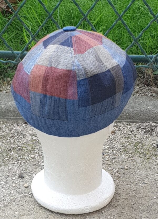 46.2Béret casquette en lin présentant une variété harmonieuse de couleurs sur une coupe Stetson. Ce couvre-chef stylé à l'avantage d'être entièrement doublé. Concu et réalisé en Italie. Prix : 59,95€.