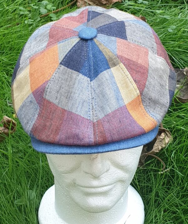 46.3Béret casquette en lin présentant une variété harmonieuse de couleurs sur une coupe Stetson. Ce couvre-chef stylé à l'avantage d'être entièrement doublé. Concu et réalisé en Italie. Prix : 59.95€.