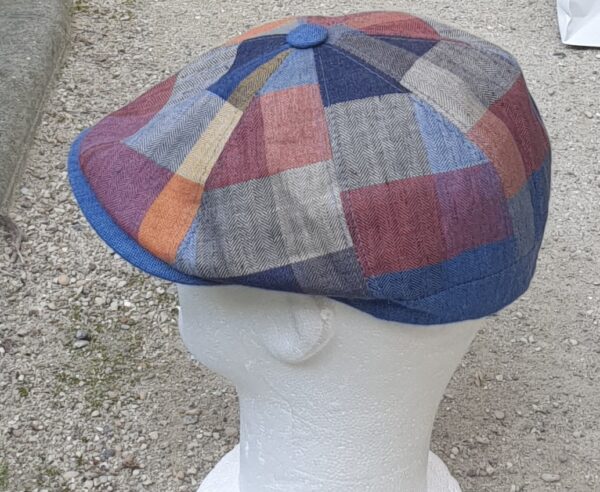 46.4Béret casquette en lin présentant une variété harmonieuse de couleurs sur une coupe Stetson. Ce couvre-chef stylé à l'avantage d'être entièrement doublé. Concu et réalisé en Italie. Prix : 59.95€.
