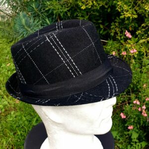 17.1Chapeau Borsalino petit bord. Ce modèle Panama sur une dominante noire avec de fines rayures blanches est en polycoton tandis que sa coiffe intérieure est composée de polyester. Taille : 56, 57, 58, 59. Prix : 17€.