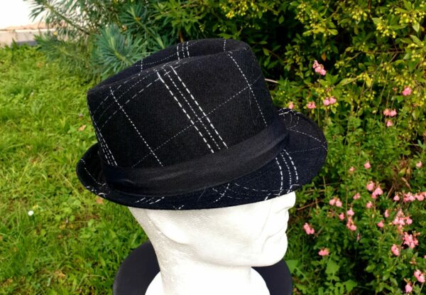17.1Chapeau Borsalino petit bord. Ce modèle Panama sur une dominante noire avec de fines rayures blanches est en polycoton tandis que sa coiffe intérieure est composée de polyester. Taille : 56, 57, 58, 59. Prix : 17€.