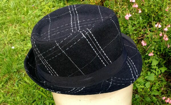 17.2Chapeau Borsalino petit bord. Ce modèle Panama sur une dominante noire avec de fines rayures blanches est en polycoton tandis que sa coiffe intérieure est composée de polyester. Prix : 17€.
