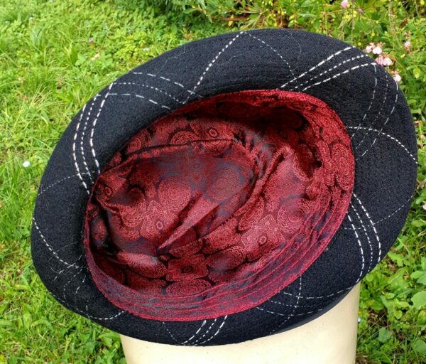 17.3Chapeau Borsalino petit bord. Ce modèle Panama sur une dominante noire avec de fines rayures blanches est en polycoton tandis que sa coiffe intérieure est composée de polyester. Prix : 17€.