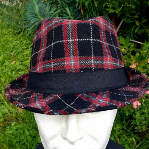 18.1Chapeau Borsalino petit bord sur style écossais. Ce modèle Panama rosé arborant une garniture noire est en polycoton tandis que sa coiffe intérieur noir est en polyester. Taille : 56, 57, 58, 59. Prix : 17€