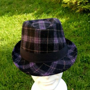 19.1Chapeau Borsalino petit bord sur un style écossais violet. Ce modèle Panama arborant une garniture noire est en polycoton. Sa coiffe intérieure de couleure également noire est en polyestère résistant. Taille : 56, 57, 58, 59. Prix : 17€.