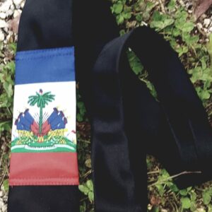 2.1 Cravate de couleur noire se caractérisant sur son devant par la distinction du drapeau Haïti. Prix : 19.95€