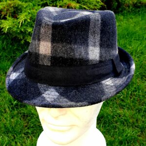 20.1Chapeau Borsalino petit bord sur un style écossais gris ombre. Ce modèle Panama arborant une garniture noire est en polylaine. Sa coiffe intérieure de couleure également noire est en polyestère résistant. Taille : 56, 57, 58, 59. Prix en promotion : 15€.