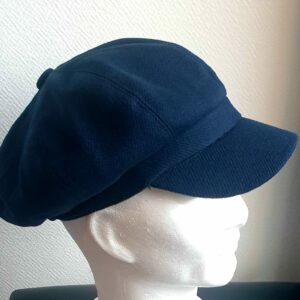 12.1Gavroche avec une couronne bleue marine en matière polyviscose confortable et facile à porter. L'intérieur est en tissu polyester entièrement doublé. Ce couvre chef est doté d'une matière élastique sobre à l'arrière permettant un ajustement du tour de tête. Ce modèle assorti d'une large visière lui apporte une touche d'élégance. Taille : 56, 58. Prix : 17.95€.