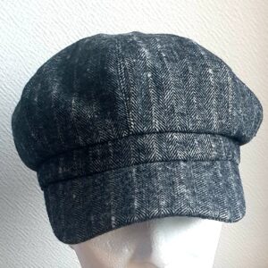 13.1Gavroche avec une couronne grise en matière polylaine confortable et facile à porter. L'intérieur est en tissu polyester entièrement doublé. Ce couvre chef mixte est doté d'une matière élastique sobre à l'arrière permettant un ajustement du tour de tête. Ce modèle assorti d'une large visière lui apporte une touche d'élégance. Taille : 56, 58. Prix : 17.95€