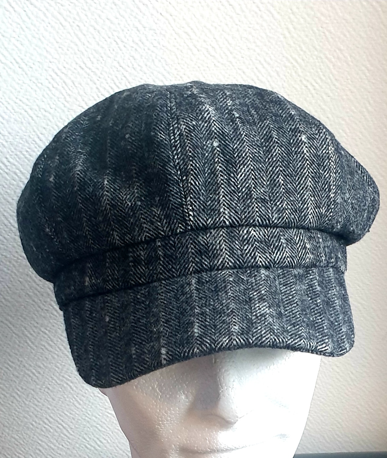 13.1Gavroche avec une couronne grise en matière polylaine confortable et facile à porter. L'intérieur est en tissu polyester entièrement doublé. Ce couvre chef mixte est doté d'une matière élastique sobre à l'arrière permettant un ajustement du tour de tête. Ce modèle assorti d'une large visière lui apporte une touche d'élégance. Taille : 56, 58. Prix : 17.95€