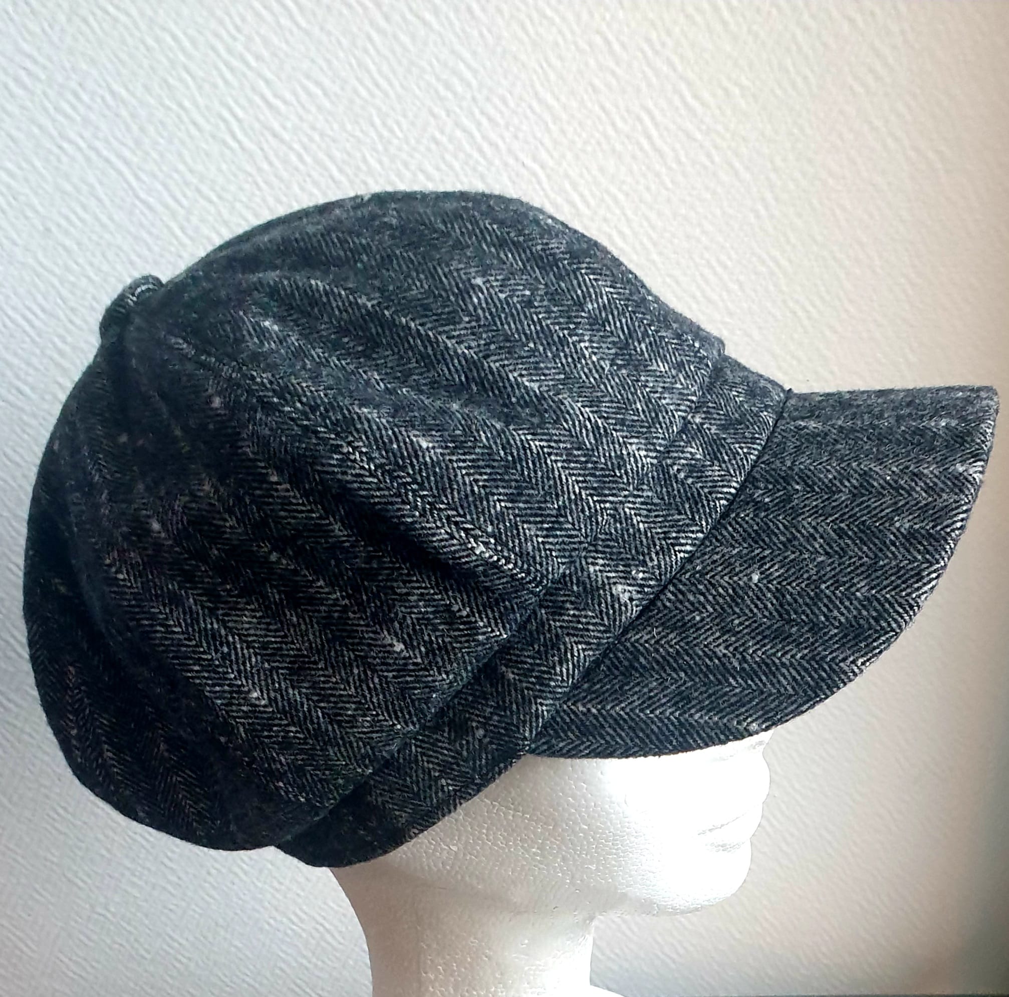 13.2Gavroche avec une couronne grise en matière polylaine confortable et facile à porter. L'intérieur est en tissu polyester entièrement doublé. Ce couvre chef mixte est doté d'une matière élastique sobre à l'arrière permettant un ajustement du tour de tête. Ce modèle assorti d'une large visière lui apporte une touche d'élégance. Prix : 17.95€.