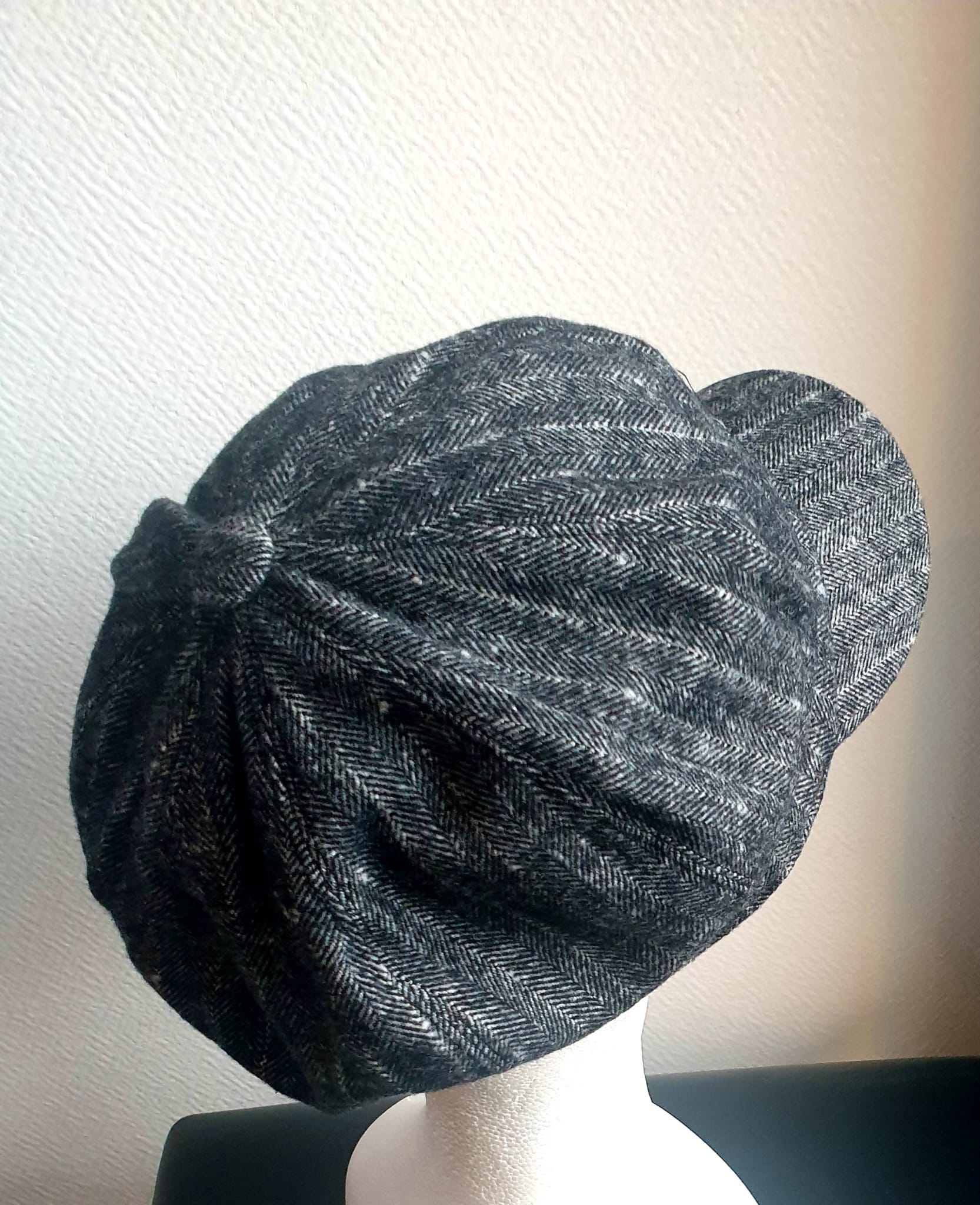 13.3Gavroche avec une couronne grise en matière polylaine confortable et facile à porter. L'intérieur est en tissu polyester entièrement doublé. Ce couvre chef mixte est doté d'une matière élastique sobre à l'arrière permettant un ajustement du tour de tête. Ce modèle assorti d'une large visière lui apporte une touche d'élégance. Prix : 17.95€.