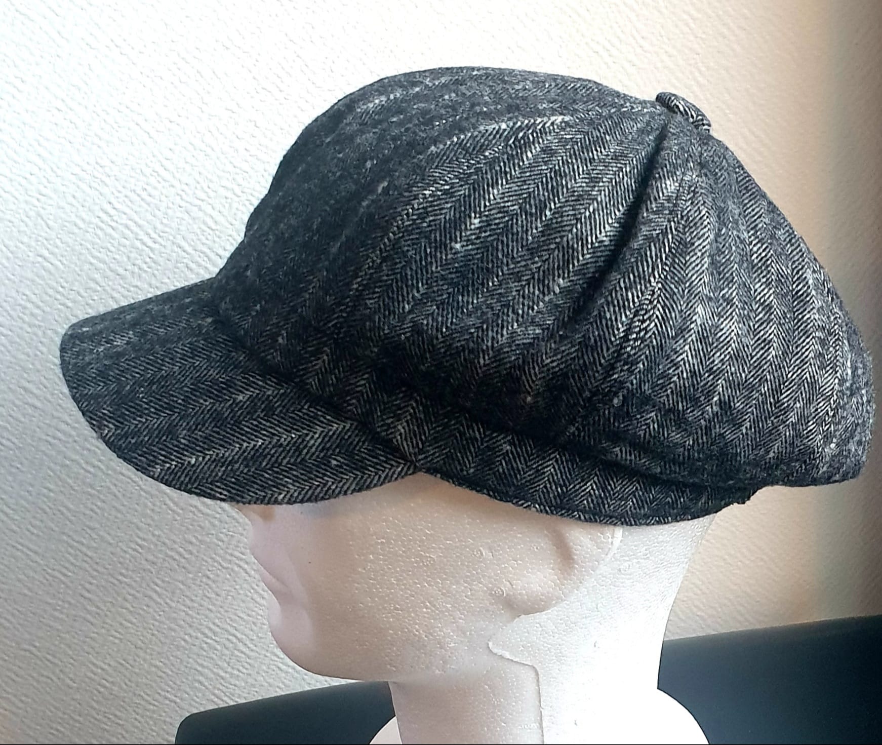 13.4Gavroche avec une couronne grise en matière polylaine confortable et facile à porter. L'intérieur est en tissu polyester entièrement doublé. Ce couvre chef mixte est doté d'une matière élastique sobre à l'arrière permettant un ajustement du tour de tête. Ce modèle assorti d'une large visière lui apporte une touche d'élégance. Prix : 17.95€.