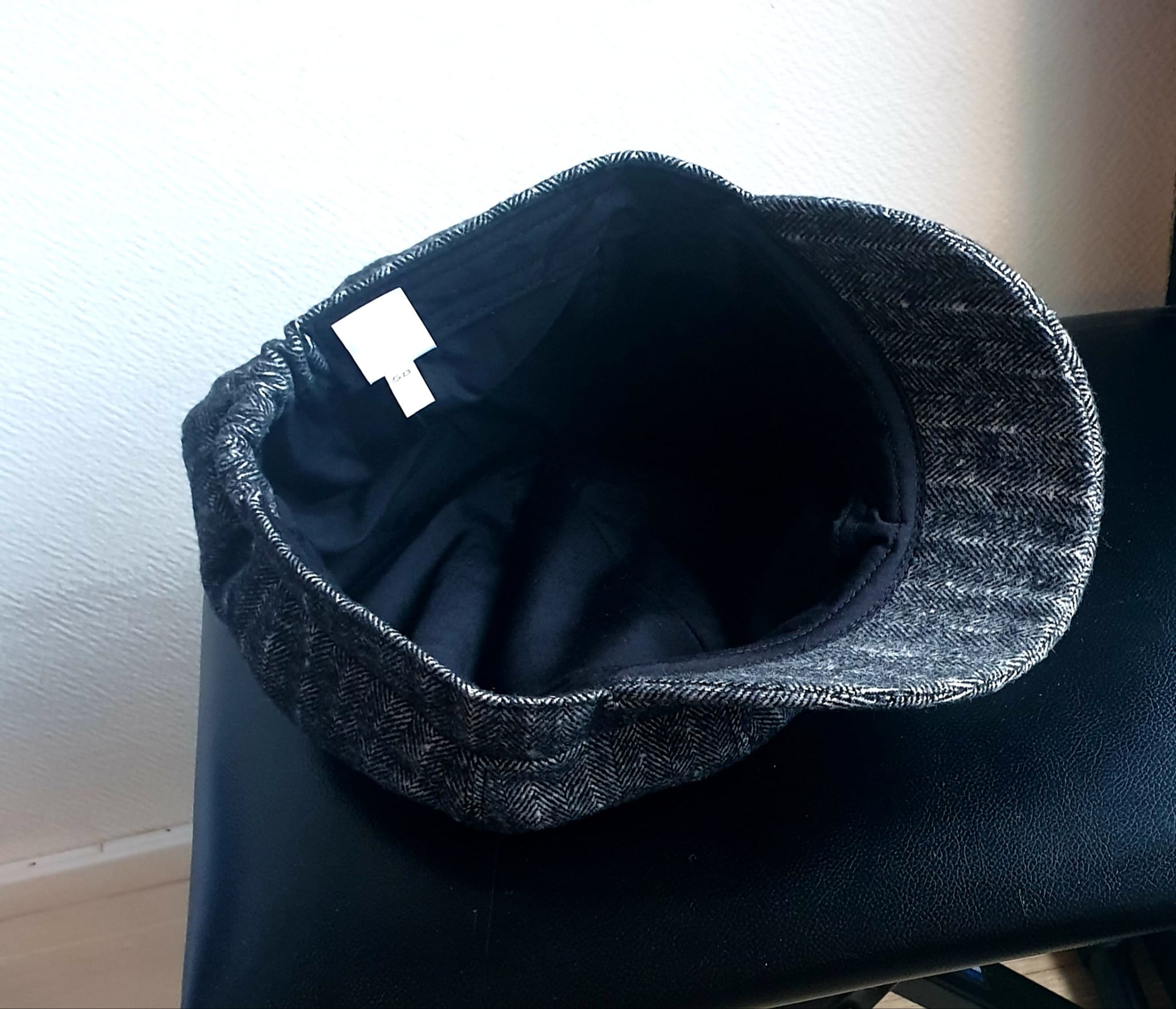 13.5Gavroche avec une couronne grise en matière polylaine confortable et facile à porter. L'intérieur est en tissu polyester entièrement doublé. Ce couvre chef mixte est doté d'une matière élastique sobre à l'arrière permettant un ajustement du tour de tête. Ce modèle assorti d'une large visière lui apporte une touche d'élégance. Prix : 17.95€.