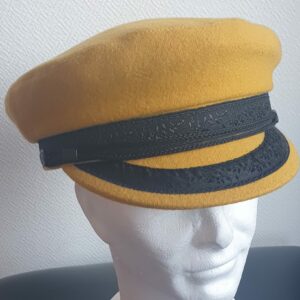 2.1 Casquette de Marin en jaune. Ce produit est imperméable et conçu dans un amalgame de tissu avec une prédominante pure laine. Le fond de la calotte est entièrement doublé et matelassé en polyester confortable et durable. La casquette de Marin est assortie de sa visière plate classique et intemporelle, qui s'associe volontier à un style urbain. Tour de tête : 54 cm à 61cm. Prix : 35.95€.
