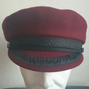 3.1Casquette de Marin en bordeau. Ce produit est imperméable et conçu dans un amalgame de tissu avec une prédominante pure laine. Le fond de la calotte en noir, est entièrement doublé et matelassé en polyester confortable et durable. La casquette de Marin est assortie de sa visière plate classique et intemporelle, qui s'associe volontier à un style urbain. Tour de tête : 54cm à 61cm. Prix : 35.95€.
