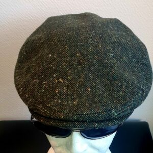 4.1Béret en vert moucheté entièrement doublé avec un dessus de calotte composé de laine. Le fond de calotte en polyester est matelassé en noir. Ce couvre-chef a été confectionné en Italie. Toutes les tailles sont disponibles. Prix : 27.50€.